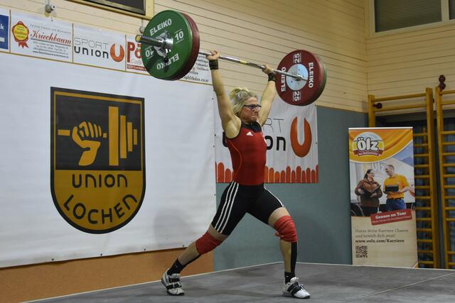 Christiane Schröcker (Innviertel) mit 90 kg im Stoßen

Foto: Conny Högg