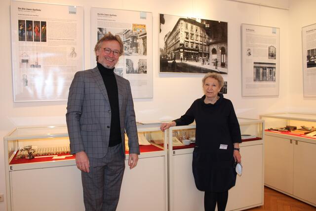 Bezirksvorsteher Martin Fabisch eröffnete die Ausstellung, die Maria Ettl und ihr Team zum Tag des Bezirksmuseums gestalten haben. | Foto: Sabine Ivankovits