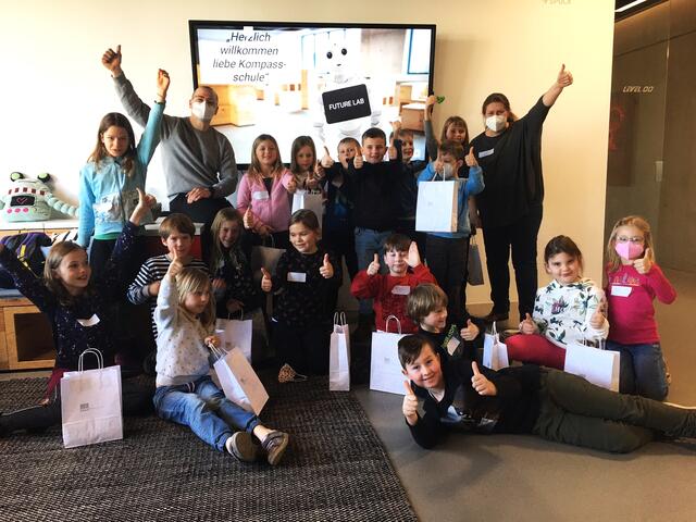 Nach einem aufregenden und interessanten Vormittag im Fill Future Lab geben die Kinder den "Daumen hoch". | Foto: Kompass Schule