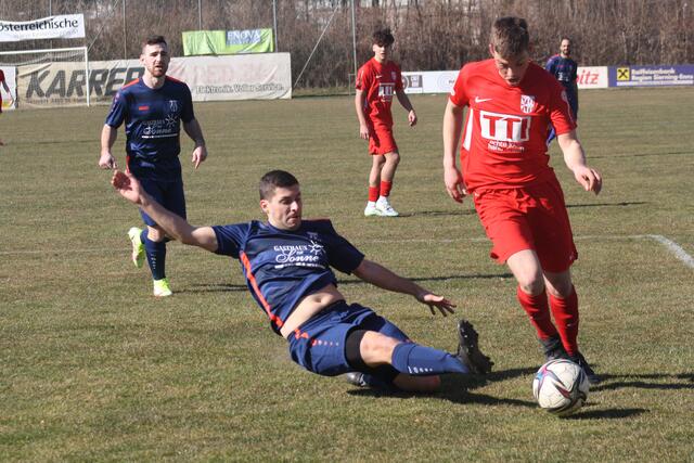 Mit einem Dreierpack schoss Neuzugang Simon Weinzirl (r.) seinen neuen Verein fast im Alleingang zum Derbysieg gegen die Union St. Marien