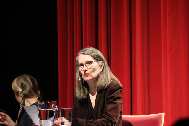 Eva Maria Gintsberg rezitierte aus verschiedenen Reden, Texten und Ratgebern und zeichnete damit ein Bild der Frau in der Gesellschaft der letzten hundert Jahre. | Foto: Christina Gärtner