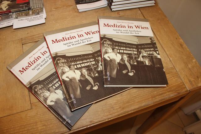 Zum wienweiten Thema der Bezirksmuseen - "Medizin in Wien" ist auch ein Buch mit vielen Fotos erschienen.  | Foto: Sabine Ivankovits