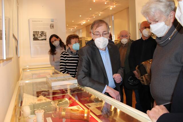 Der Pharmazeut Franz Biba führte durch die Ausstellung der Josefstädter Apotheken.  | Foto: Sabine Ivankovits