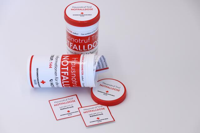 Klein aber oho: Die Notfalldose hilft im Ernstfall. Sie ist gut gekennzeichnet und sollte gut sichtbar in der Kühlschranktür deponiert werden. | Foto: Rotes Kreuz Innsbruck