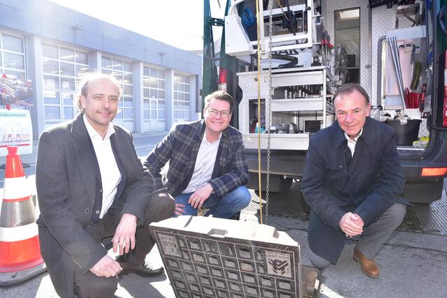 Bezirksvorsteher Gerald Bischof, Klimastadtrat Jürgen Czernohorszky und Wien-Kanal-Direktor Andreas Ilmer (v.r.) beim Besuch in der neuen Unternehmenszentrale in Inzersdorf. | Foto: Markus Spitzauer