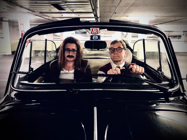 Volle Fahrt voraus: Stefan Moser (l.) und Urs Harnik geben im Stück "Bonnie &amp; Clyde" komödiantisch Vollgas. | Foto: Roland Renner