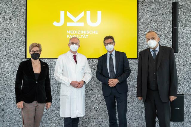  JKU Vizerektorin Elgin Drda, Prof. Bernd Lamprecht, KUK GF Franz Harnoncourt und JKU Rektor Meinhard Lukas | Foto: JKU