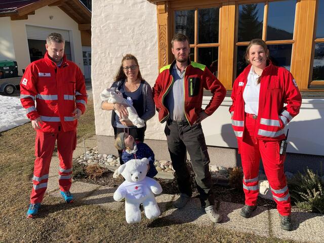 Rettungssanitäter Andreas Posch mit Magdalena Lanner, dem kleinen Tobias, Schwester Vanessa und Papa Christopher Schefbänker sowie Sanitäterin Sonja Galler. | Foto: Rotes Kreuz Salzburg