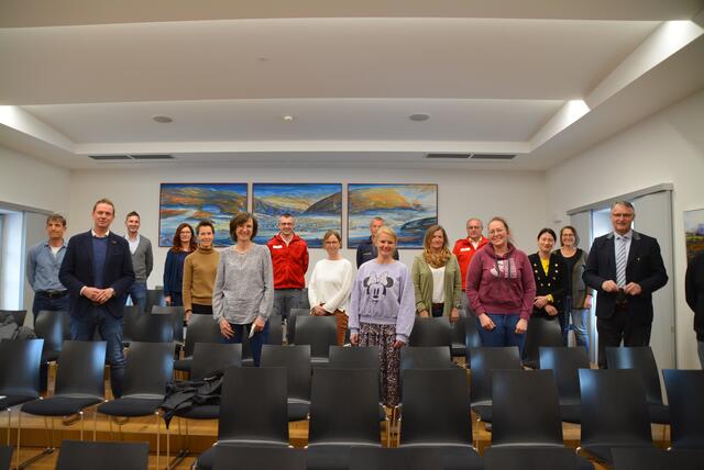 Vertreter von Bezirkshauptmannschaft, Gemeinde, Polizei, AMS, Caritas, Rotes Kreuz, Forum Familie und der Plattform "LungauerInnen für Menschen" koordinieren die Flüchtlingsankunft in Tamsweg.