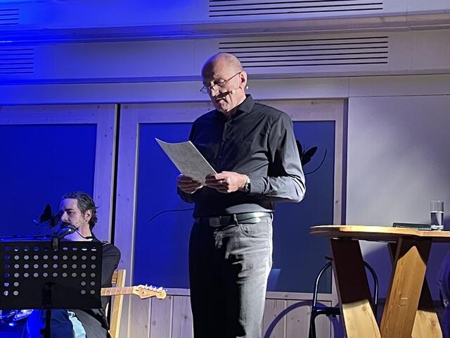 Schauspieler Hermann Tödtling sorgte für eine ganz besondere Lesung. | Foto: Waltraud Fischer