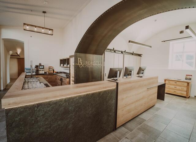 Tradition trifft Moderne im Burghotel Schlaining. Bereits die Rezeption begrüßt die Gäste in freundlichem Ambiente. | Foto: Burghotel Schlaining