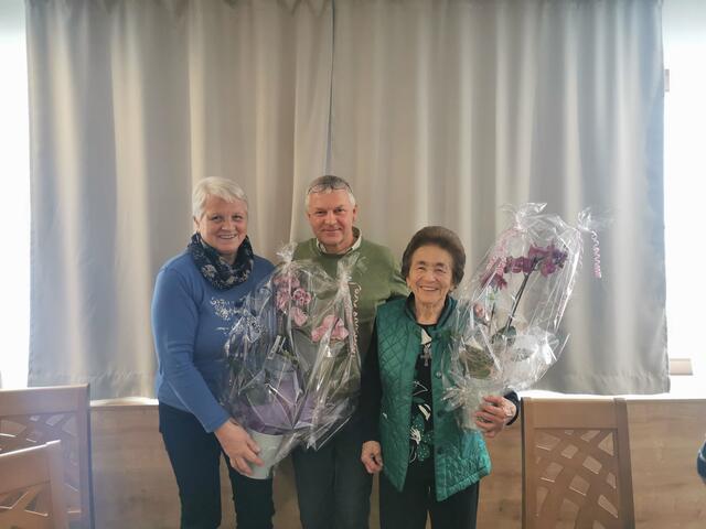 v.l.n.r. Grete Erlach, Chorleiter Gottfried Kaghofer, Grete Dobler | Foto: Julia Kaghofer