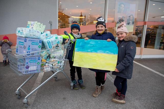 Die Grödiger Kinder kauften aus dem Erlös Hygieneartikel für ukrainische Kinder. | Foto: Caritas
