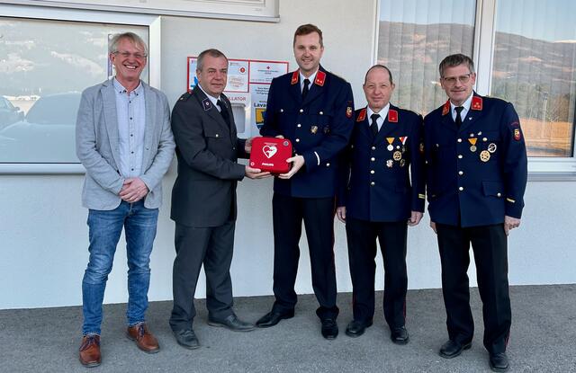 Bürgermeister Wolfgang Gallant, Eduard Tratter, Bernhard Stauber, Günther Weinberger und Hannes Kienberger (von links) | Foto: FF Hart 
