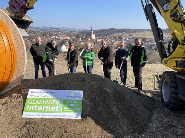 Bürgermeister Herbert Pillhofer (3.v.l.) verkündet den Starschuss für den Glasfaserausbau in Pischelsdorf am Kulm.  | Foto: RegionalMedien Ulrich Gutmann
