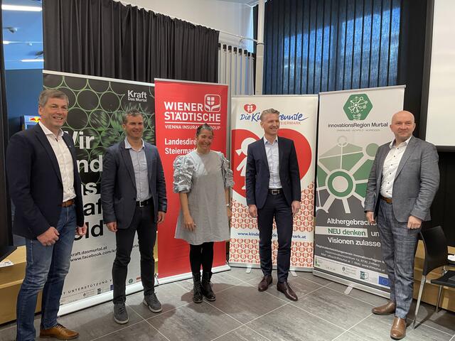 Manfred Lenger (Bürgermeister Spielberg), Florian Hampel (Kraft das Murtal), Barbara Binder (Kinderfreunde), Michael Witsch (Wiener Städtische) und Bruno Aschenbrenner (Innovationsregion Murtal) bei der Kinderstadt-Präsentation am Red Bull Ring. | Foto: Julia Gerold