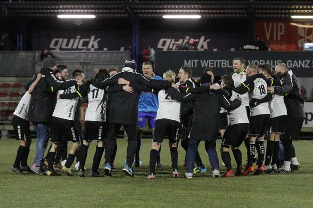 Die Perger mit ihrem Freudentanz über den 3. Rückrundensieg en suite inkl. der sensationellen andauernden Torsperre. 