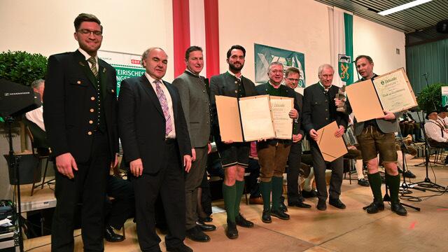 Simon Koiner, Herbert Scheibenreif, Andreas Kühberger, Hartl Musi, Gottfried Hubmann (v. l) bei der Verleihung. | Foto: KK