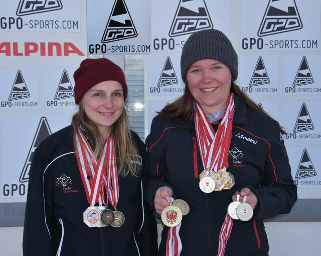 Magdalena und Paula Landerer (v.l.) vom SC Kaunertal räumten mehrfach Edelmetall ab. | Foto: ÖSV / A. Steiner
