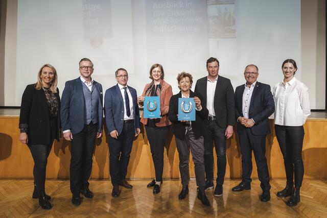Zwei Hufeisen für die Landesrätinnen Barbara Eibinger-Miedl und Ursula Lackner | Foto: deluxe