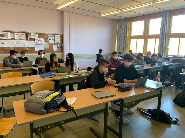 Vom Klassenzimmer direkt nach Brüssel: Die Schüler:innen der HAK traten ihre Reise bequem vom Schreibtisch an.  | Foto: HAK Deutschlandsberg