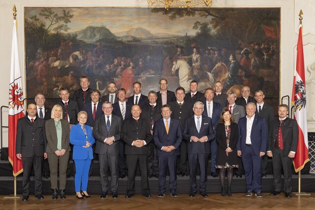 Die angelobten BürgermeisterInnen des Bezirks Imst gemeinsam mit LHStv Josef Geisler, LR Johannes Tratter, Alfred Riedl, Ernst Schöpf und BH Eva Loidhold | Foto: Die Fotografen