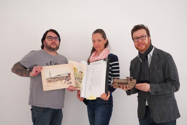 Der Historiker Alexander Verdnik unterstützt Christine Ragger und Daniel Strassnig vom Museum im Lavanthaus bei den Vorbereitungen zur kommenden Ausstellung. | Foto: Stadtgemeinde Wolfsberg