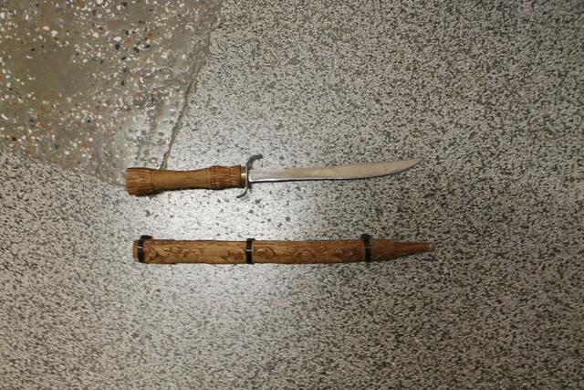 Die Lichtbilder zeigen einen Teil der Gegenstände, die im Zuge einer freiwilligen Nachschau an der Aufenthaltsadresse des 37-Jährigen aufgefunden wurden und noch keiner strafbaren Handlung zugeordnet werden konnten.
Mögliche Opfer werden gebeten, mit den Ermittlern des Stadtpolizeikommandos St. Pölten, Telefonnummer 059133-35-3333, Kontakt aufzunehmen. | Foto: LPD NÖ