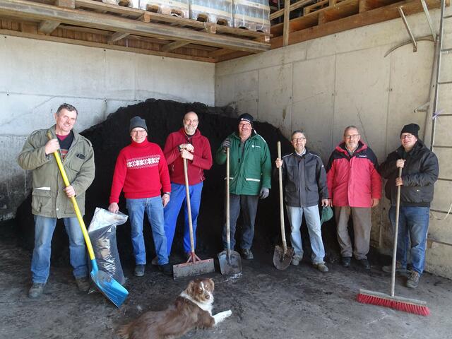 "Gut geerdet – gut bedacht": In Zarnsdorf gab's Bio-Komposterde gegen Spenden für die Sanierung des Steinakirchner Pfarrzentrums. | Foto: Markus Eder