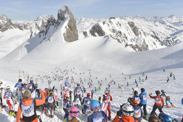 Am 23. April 2022 gehen 555 Wintersportfreaks an den Start des legendären weissen Rausch. | Foto: Sepp Mallaun