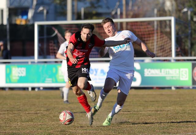 Neue Tribüne, neues Glück: Die Kicker des SK St. Magdalena haben in der Rückrunde einiges gut zu machen. | Foto: Reischl