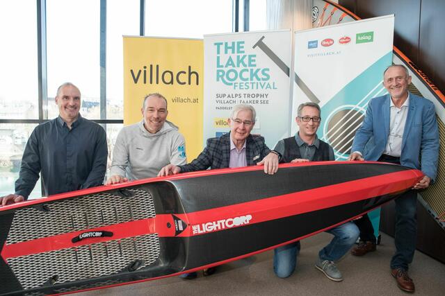 Von links: SUP Alps Trophy Gerd Weisner, MJK Sportmarketing Michael Kummerer, Villachs Sportstadtrat Harald Sobe, Michael Sternig Tourismusverband Villach und Tourismusverband-Vorsitzender Gerhard Stroitz. | Foto: adrianhipp/SUP Villach (2)