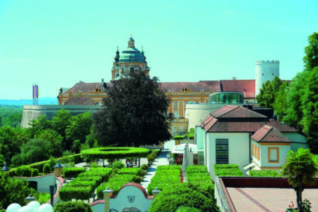 Entspanne in den Gärten des Bezirks, etwa im Stiftsgarten Melk | Foto: Robert Rieger