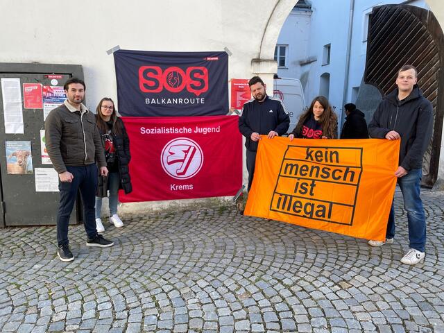 Organisator Mert Özsecgin und sein Team der SJ Bezirk Krems sowie das Team der Balkanroute halfen zusammen bei der Sammelaktion. | Foto: Necker