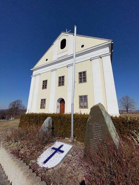 Ein weithin sichtbares Wahrzeichen von Schmiedrait ist die evangelische Kirche. | Foto: Gernot Heigl