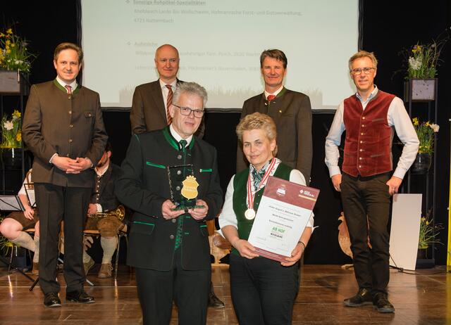 Familie Hütter aus Krusdorf freut sich über den Titel "Speckkaiser".  | Foto: Roschmann
