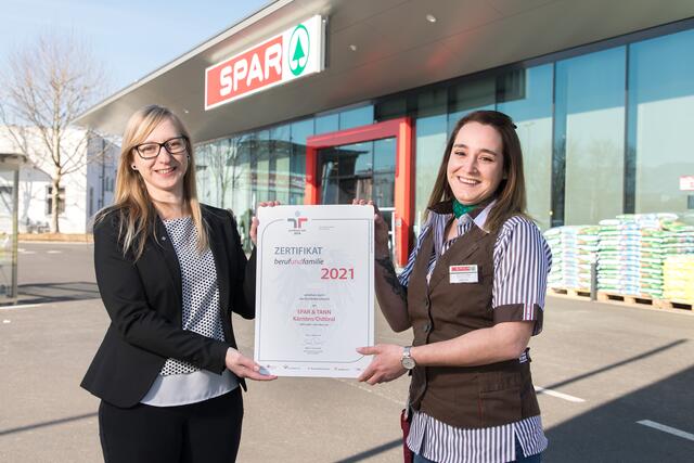 Sylvia Mramor und Melanie Schlieber präsentieren das Zertifikat berufundfamilie 2021 | Foto: SPAR