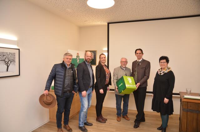 Bgm. Johann Mayer (4.v.l.) wurde in seiner Funktion bestätigt. | Foto: ÖVP