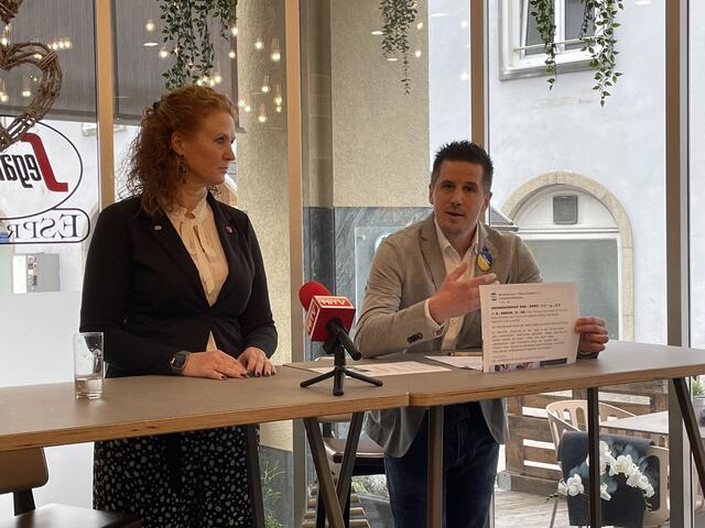 NAbg. Fiona Fiedler und Neos-Gemeinderat Sebastian Wintschnig sehen Verbesserungsbedarf bei der barrierefreien Kommunikation. | Foto: Hackl