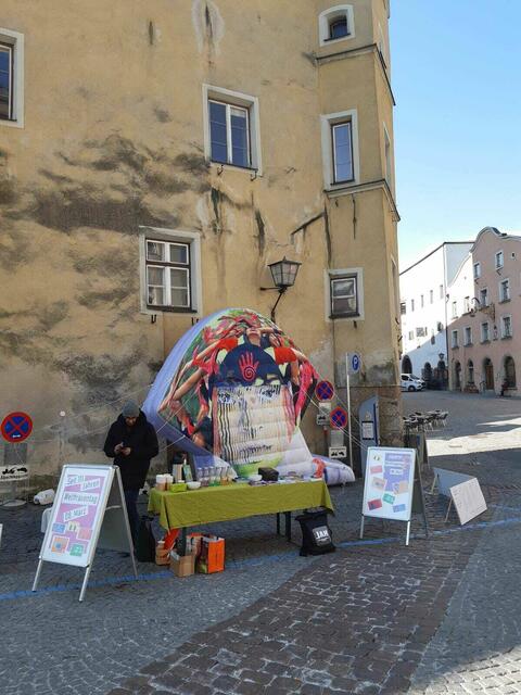 Am Weltfrauentag stellte der Verein KOMM ENT HALL eine Installation der Künstlerin Angela Zwettler am Oberen Stadtplatz auf. | Foto: KOMM ENT HALL 