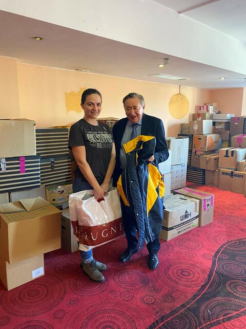 Richard Lugner möchte sich auch engagieren und sammelt Spenden im Mörtelmarkt in der Lugner City.  | Foto: Lugner City