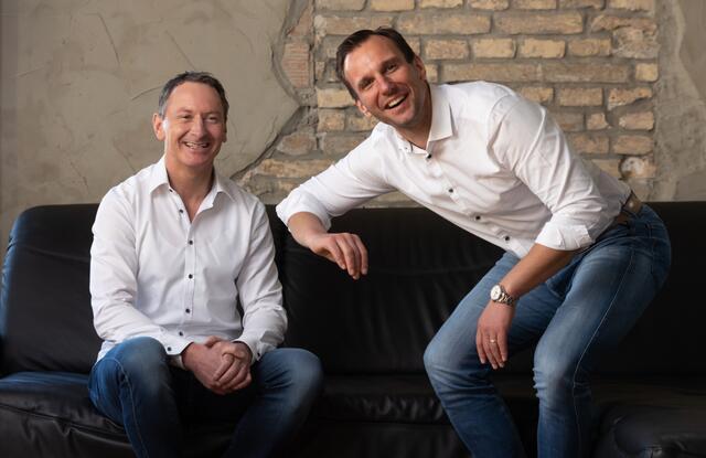 Zwei Experten auf einer Mission: Gerechter Anteil der Erträge, die moderne Unternehmen weltweit erwirtschaften, für alle Anleger. | Foto: Easy Invest