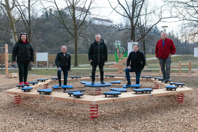 Sehr gut in Balance: Bürgermeister Karl Lautner (M.) und die Vertreter des Stadtrats am Areal des Generationenparks.  | Foto: Foto Schleich