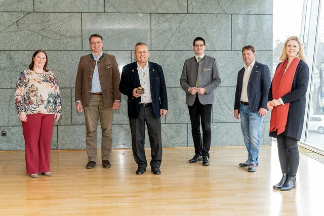 Anita Kamptner, Martin Greßl, Felix Fuchs, Lorenz Mayr, Franz Wanzenböck und Karin Silberbauer (v.l.) bei der Verleihung des "Goldenen Erdapfel". | Foto: AMA-Marketing/Georg Pomaßl