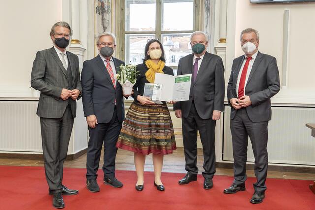 Christa Hofer und Vertreter der Landesregierung bei der gestrigen Verleihung. | Foto: Foto Fischer