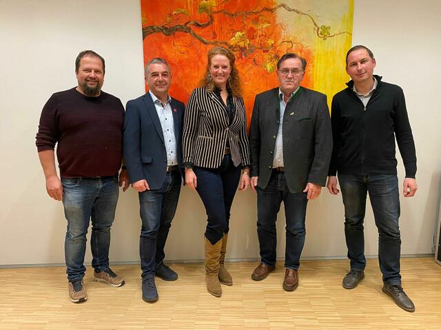 Vizebgm. Roman Thomaser, Christian Reinstadler,  NAbg. Fiona Fiedler, Bgm. Otmar Hiebaum und Jürgen Michael Maurer (v.l.) | Foto: Neos Steiermark