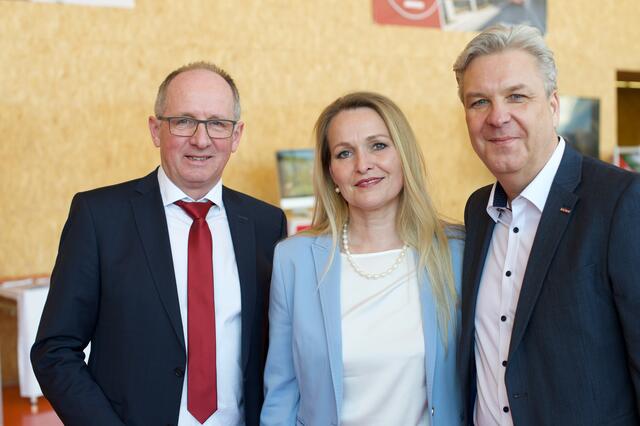 Josef Weiermair, Astrid Zehetner und Robert Riedl, Geschäftsführer der Fachgruppe Flug-Bus-Schiff in der Wirtschaftskammer OÖ (v.li.). | Foto: Daniel Weiermair