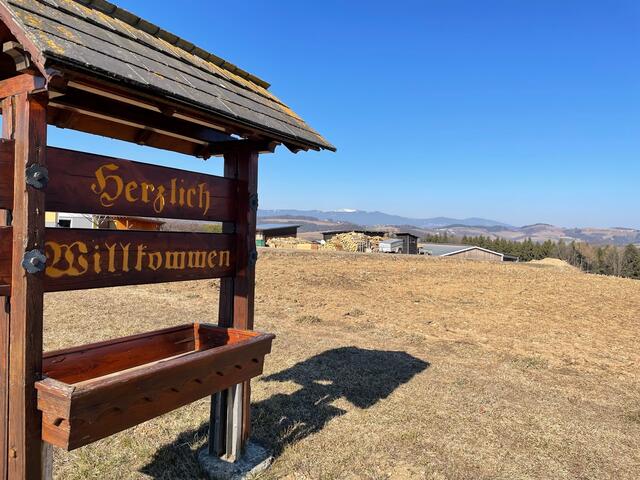 Freundlicher Empfang und beeindruckender Fernblick. Schmiedrait liegt am Rande der Buckligen Welt im sogenannten Dreiländereck (Burgenland, Niederösterreich, Steiermark). | Foto: Gernot Heigl