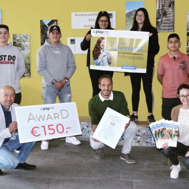Jedes Jahr werden österreichweit engagierte Schulen mit dem Playmit-Award ausgezeichnet.
 So wie hier die  PTS Hollabrunn. | Foto: Playmit