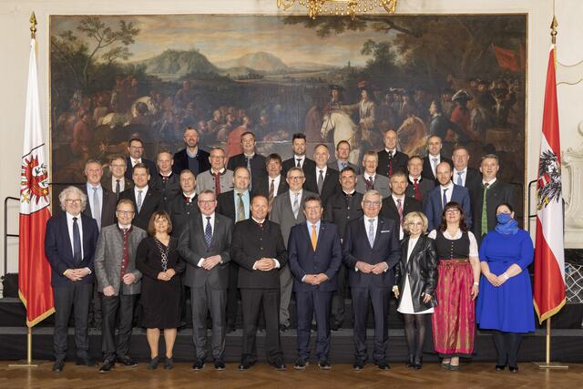 Die angelobten BürgermeisterInnen des Bezirks Lienz gemeinsam mit LHStv Josef Geisler, LR Johannes Tratter, Alfred Riedl, Ernst Schöpf und BH Olga Reisner | Foto: Land Tirol/ Die Fotografen